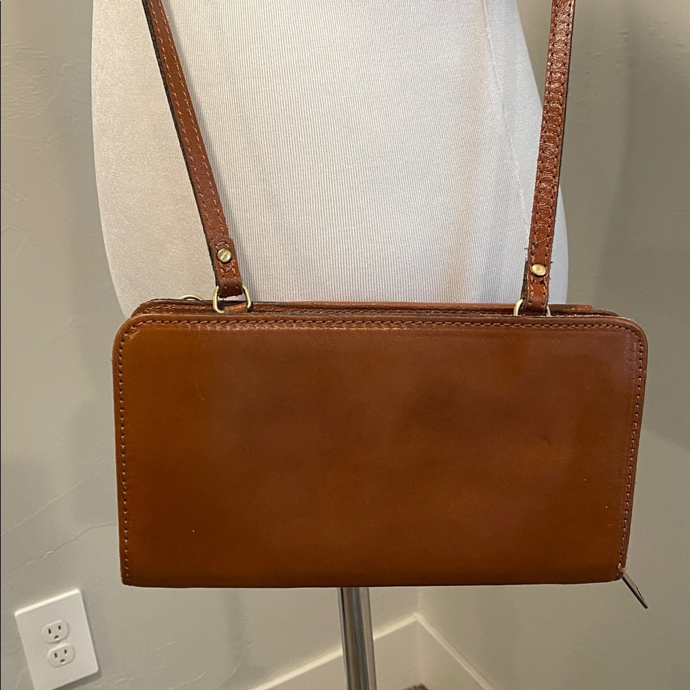 Rarely used, leather crossbody wallet/purse - Picture 3 of 9